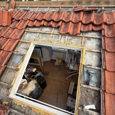 High-quality skylight roof installation by Dak Preventie Holland for enhanced attic daylight and airflow.